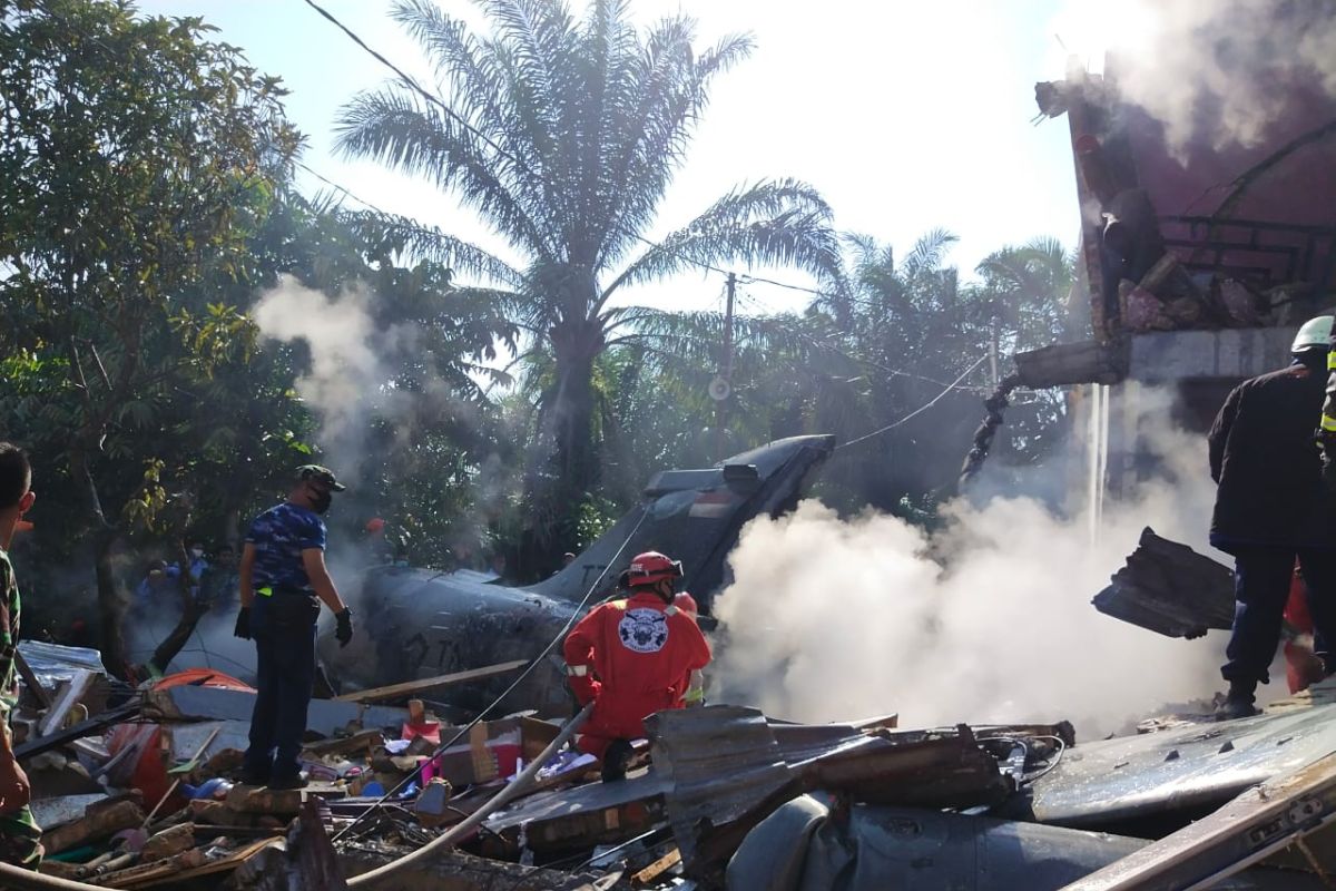 Flash - Pesawat TNI AU jatuh di permukiman penduduk di Riau