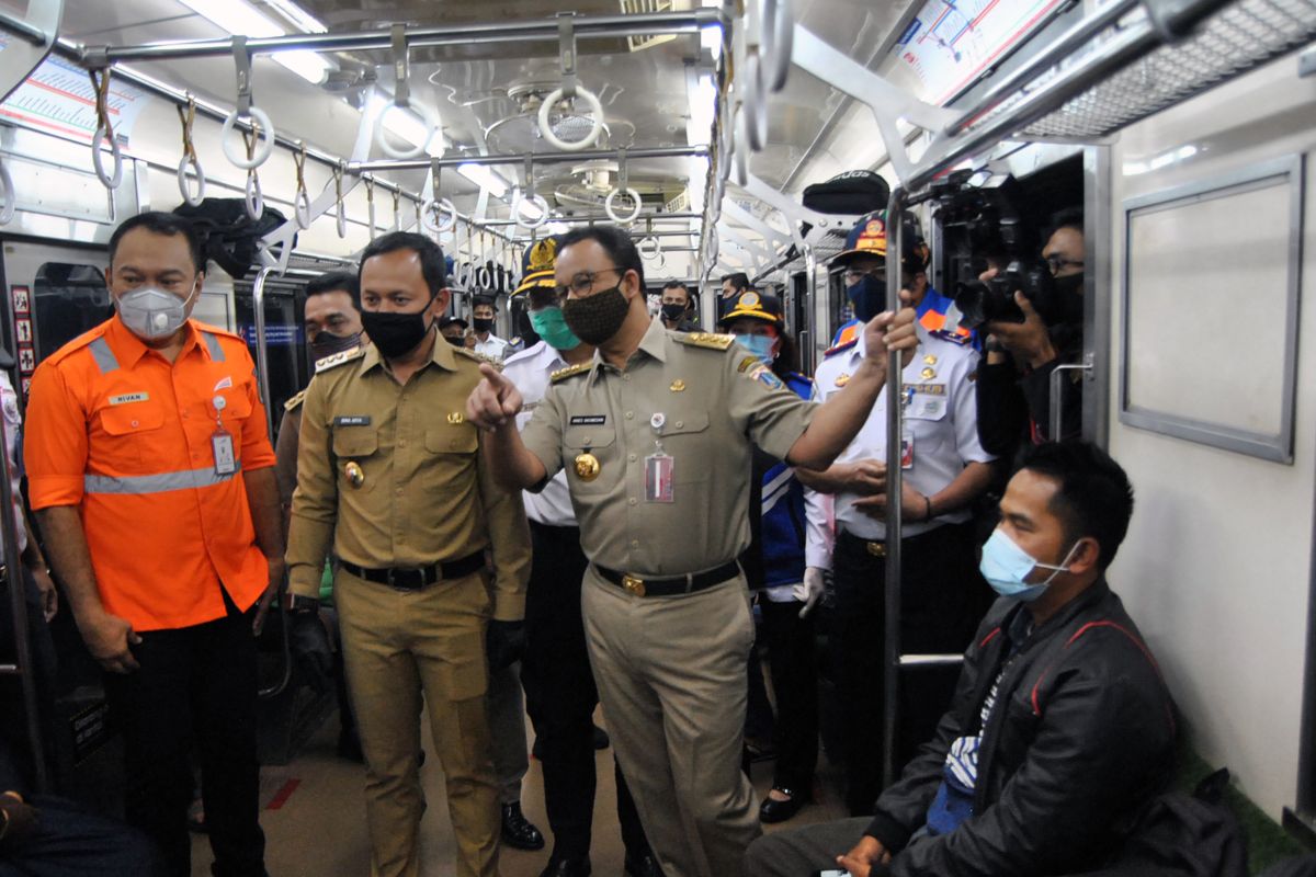 Anies tinjau bantuan bus sekolah gratis angkut penumpang KRL