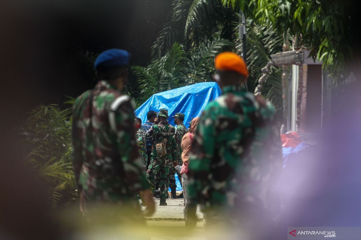 Prajurit TNI mulai perbaiki rumah warga rusak tertimpa pesawat