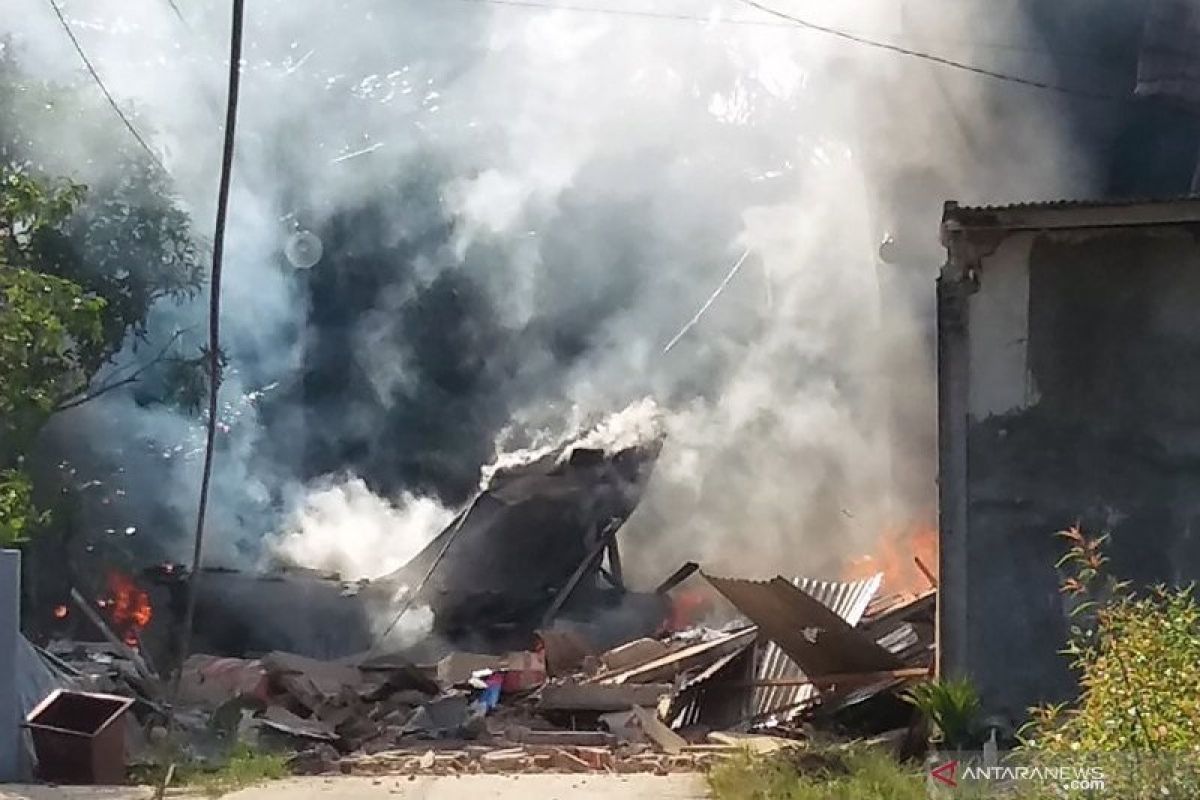 TNI AU ganti rugi rumah warga rusak akibat tertimpa pesawat jatuh