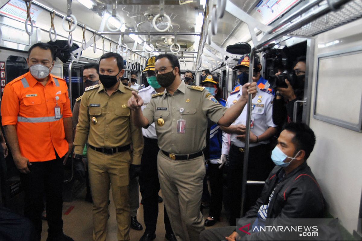 Anies tinjau bantuan 50 bus sekolah gratis angkut penumpang KRL