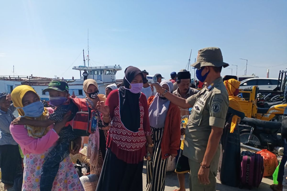 Santri kembali ke pesantren, petugas Pelabuhan Kalbut Situbondo perketat pemeriksaan kesehatan