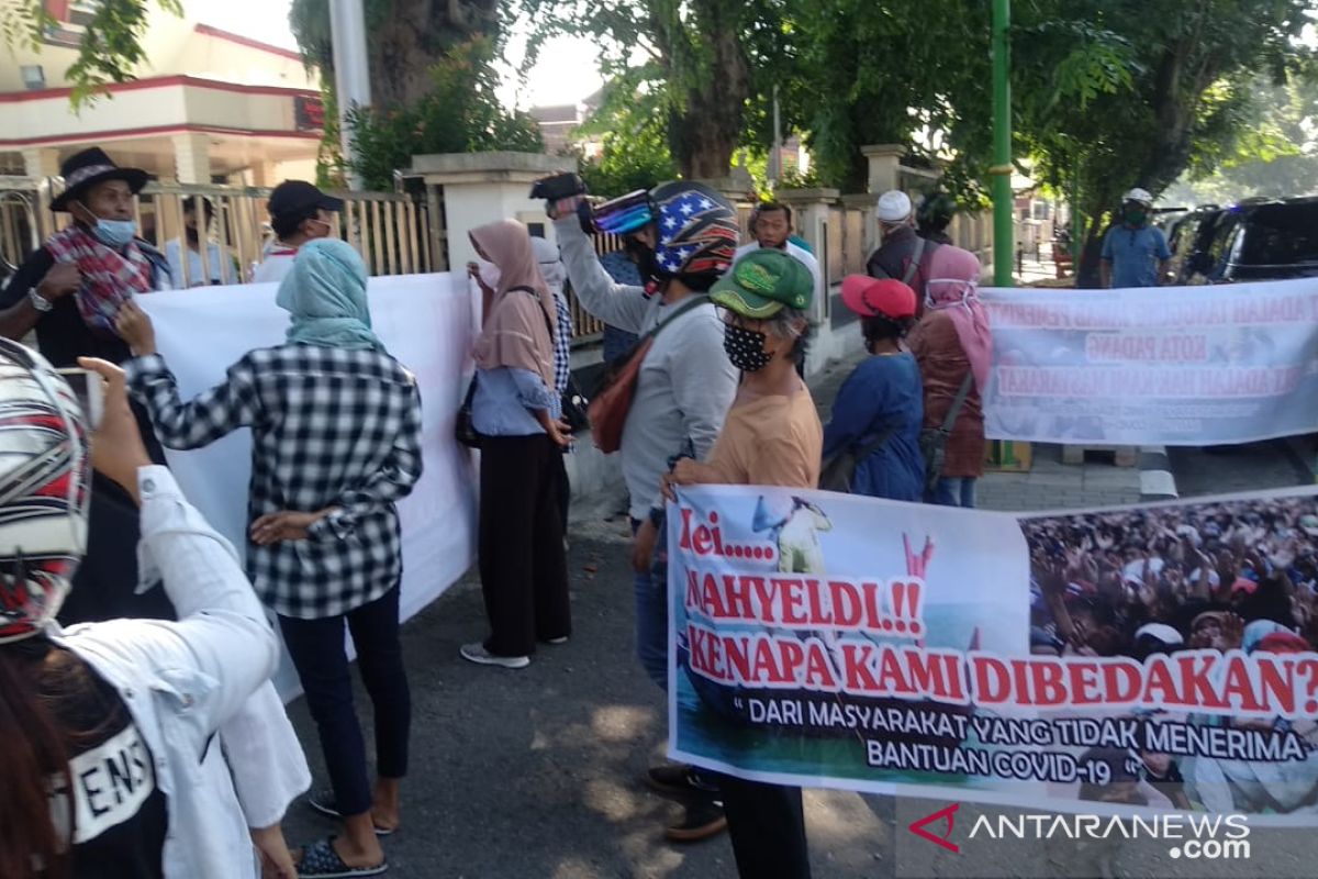 Sejumlah warga Kecamatan Koto Tangah datangi kantor DPRD Padang pertanyakan terkait BLT