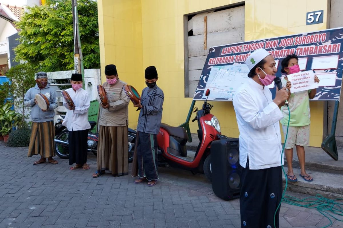 Warga Surabaya sembuh dari COVID-19 disambut musik terbangan