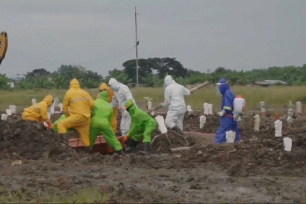 Menengok perjuangan petugas pemakaman COVID-19 di Surabaya