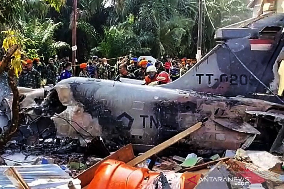 Pesawat TNI AU jatuh di kawasan permukiman penduduk di Riau