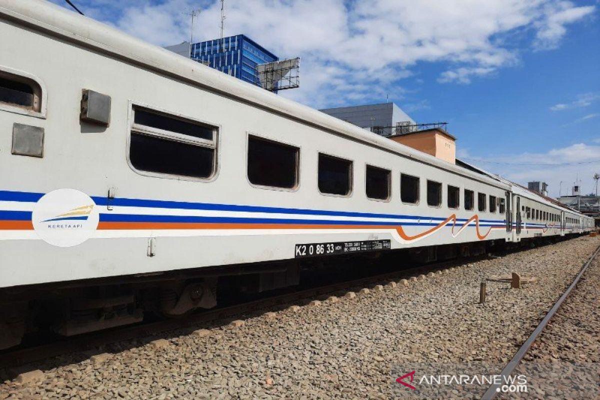 Daop 2 Bandung operasikan sejumlah kereta lokal dan jarak jauh di Stasiun Purwakarta