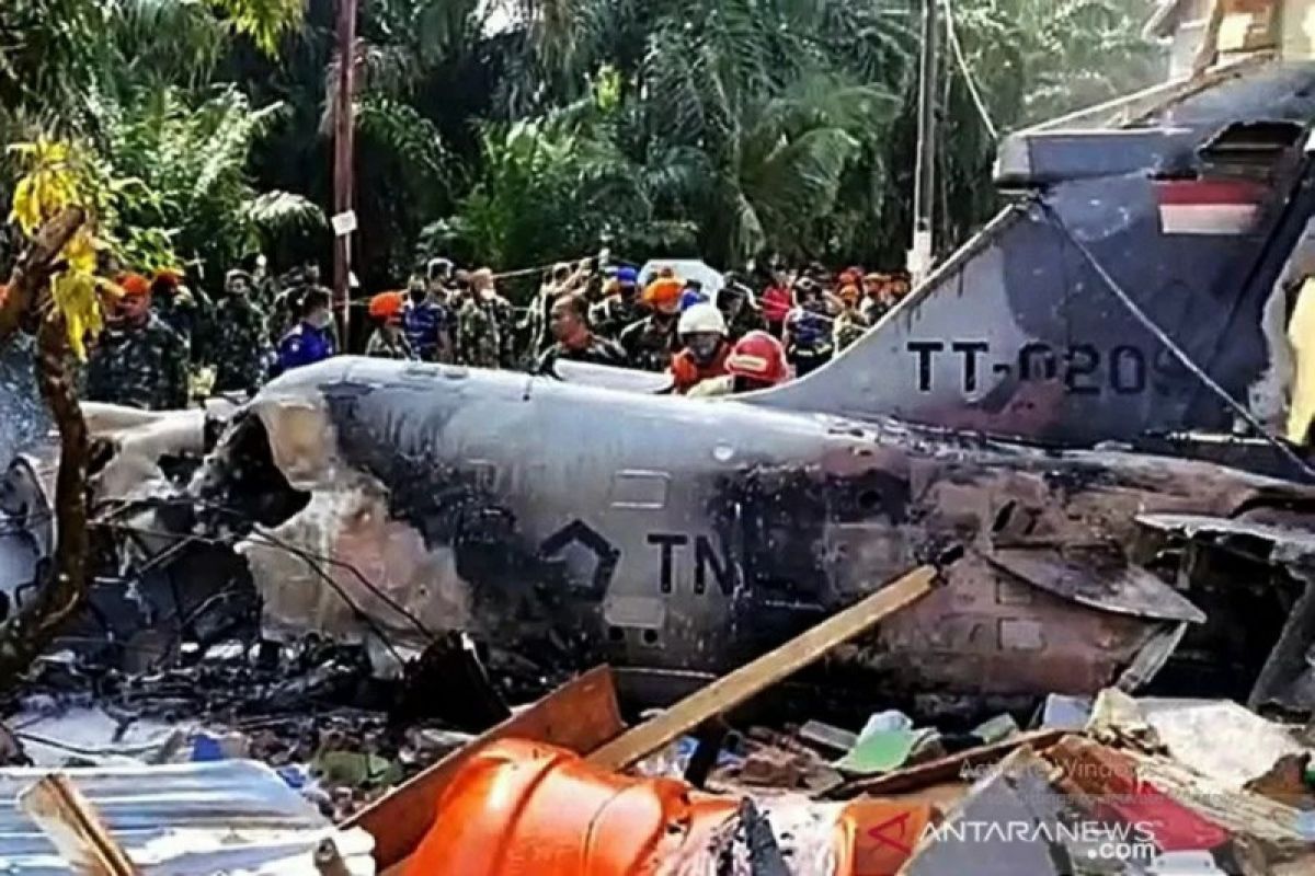 Pesawat Hawk jatuh di kawasan permukiman Riau