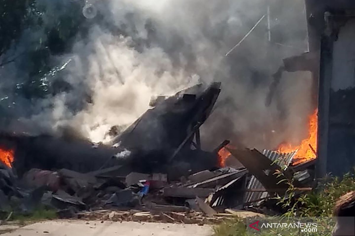 TNI gunakan crane untuk evakuasi badan pesawat jatuh di pemukiman warga di Kampar