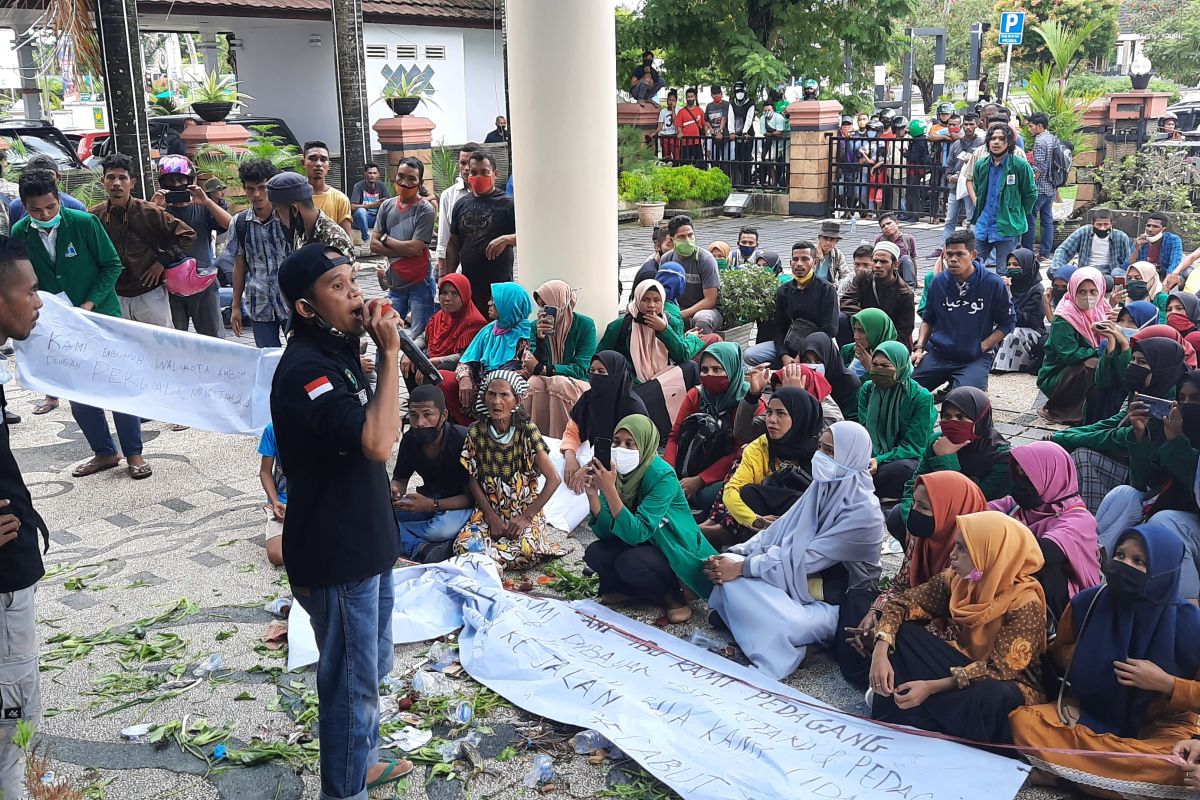 Demonstrasi  mahasiswa IAIN  tolak Perwali  Ambon ricuh