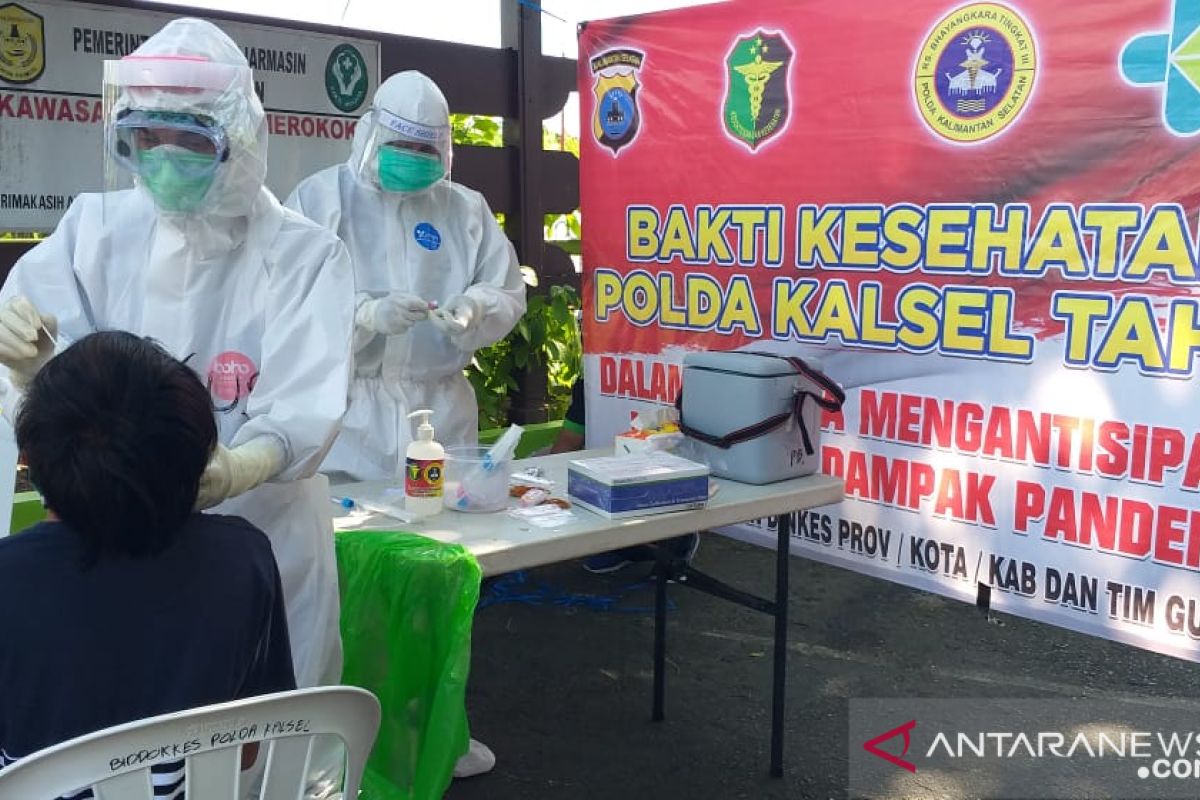 Bid Dokkes Polda Kalsel bantu tes usap massal di Banjarmasin