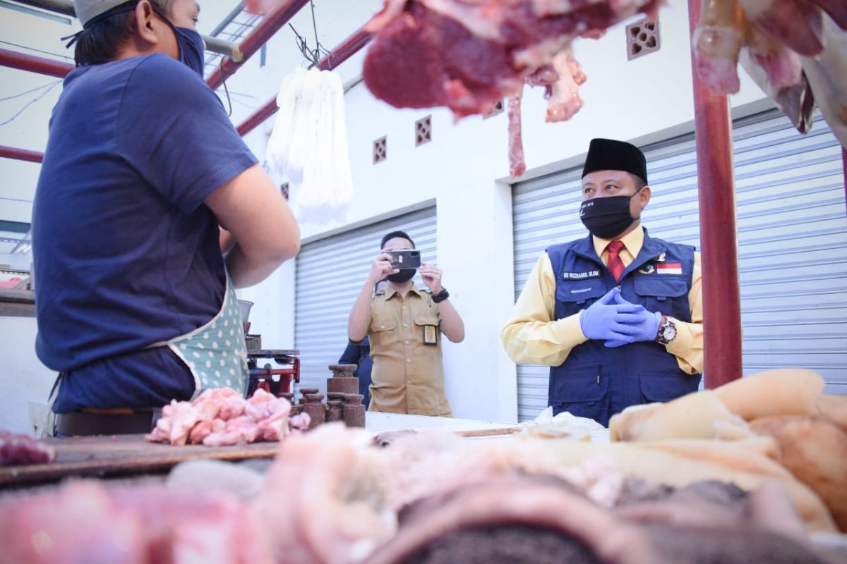 Wagub Jabar tinjau penerapan protokol kesehatan AKB di pasar tradisional Sukabumi
