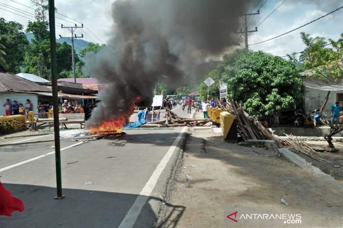 Diduga karena BLT, warga blokade jalan di Desa Hutapuli