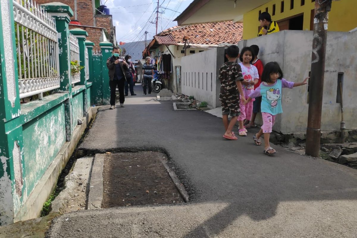 Makam di jalan umum Pisangan Lama berisi jenazah Mardjuki,  jawara Betawi