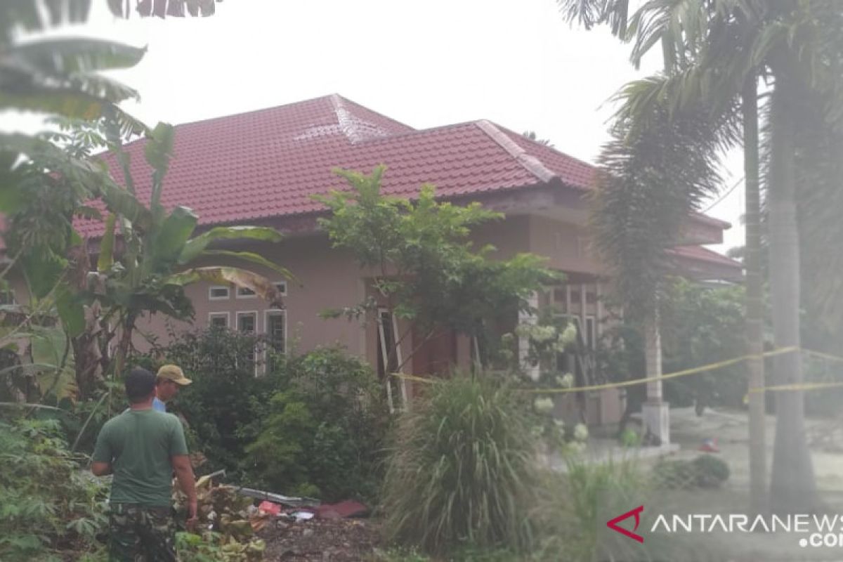 Prajurit TNI perbaiki rumah warga  yang  tertimpa jet tempur Hawk