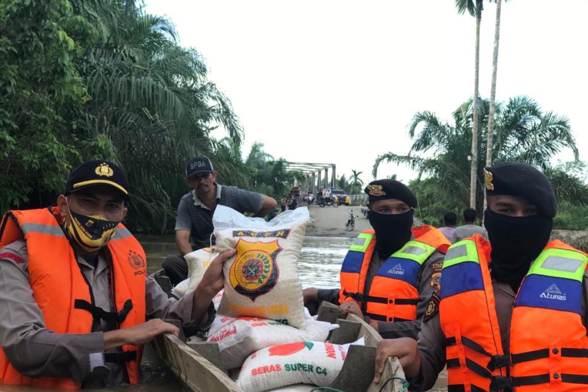 Pakai sampan, Polres Aceh Utara salurkan bantuan untuk korban banjir