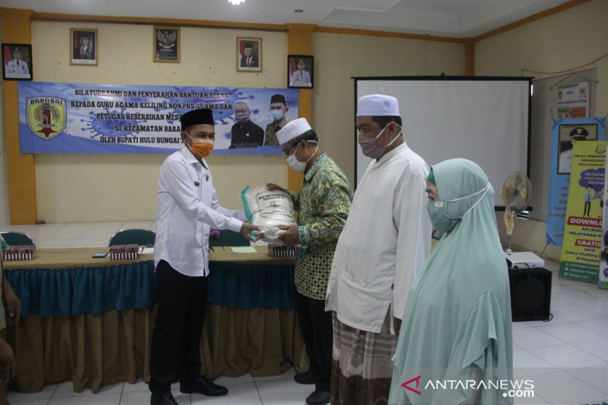 Pemkab HST serahkan bantuan beras kepada ulama keliling dan kaum masjid di Kecamatan Barabai