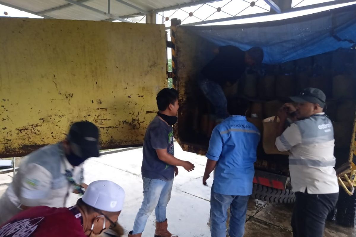 Bersama komunitas, Adaro bagikan ribuan paket Sembako dan masker