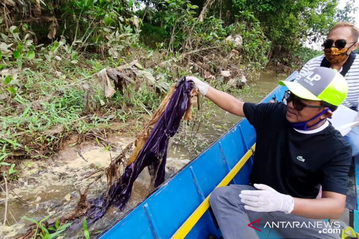 Dispora Libatkan Pemuda Pungut Sampah Plastik di Sungai Karang Mumus