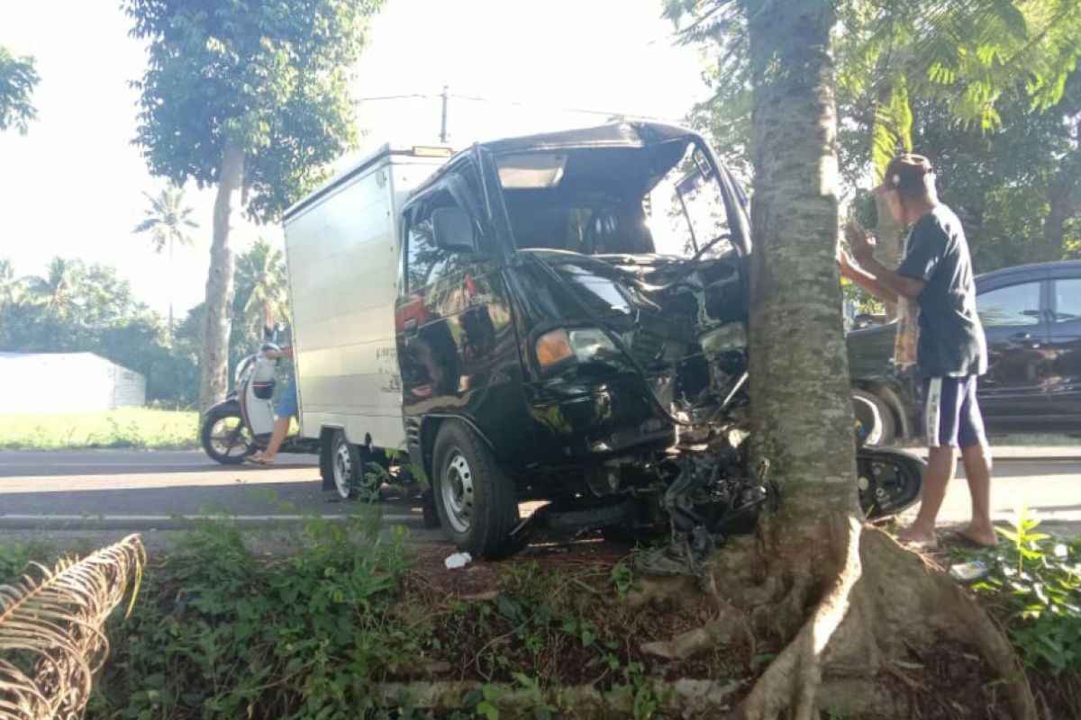Pecah ban, mobil boks tabrakan vs motor di Batukliang 3 korban masuk rumah sakit