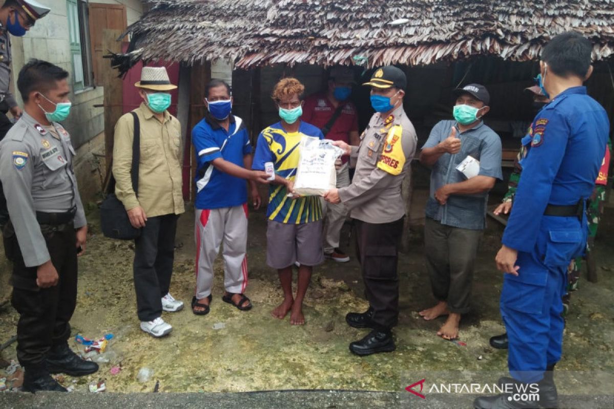 Polres Touna bantu warga terdampak COVID-19 di Kepulauan Togean