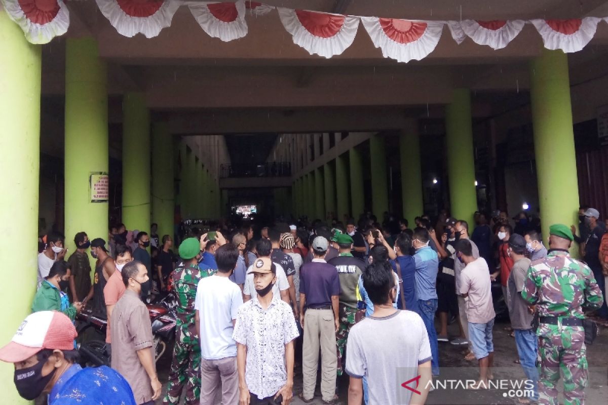 Pedagang Plaza Beringin Buntok berunjuk rasa karena alasan ini