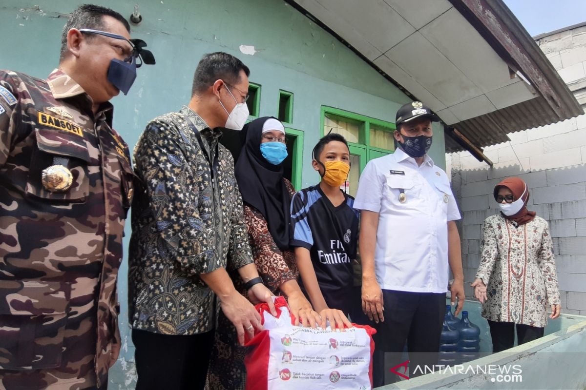 Government's aid packages distributed to retired soldiers in Bekasi