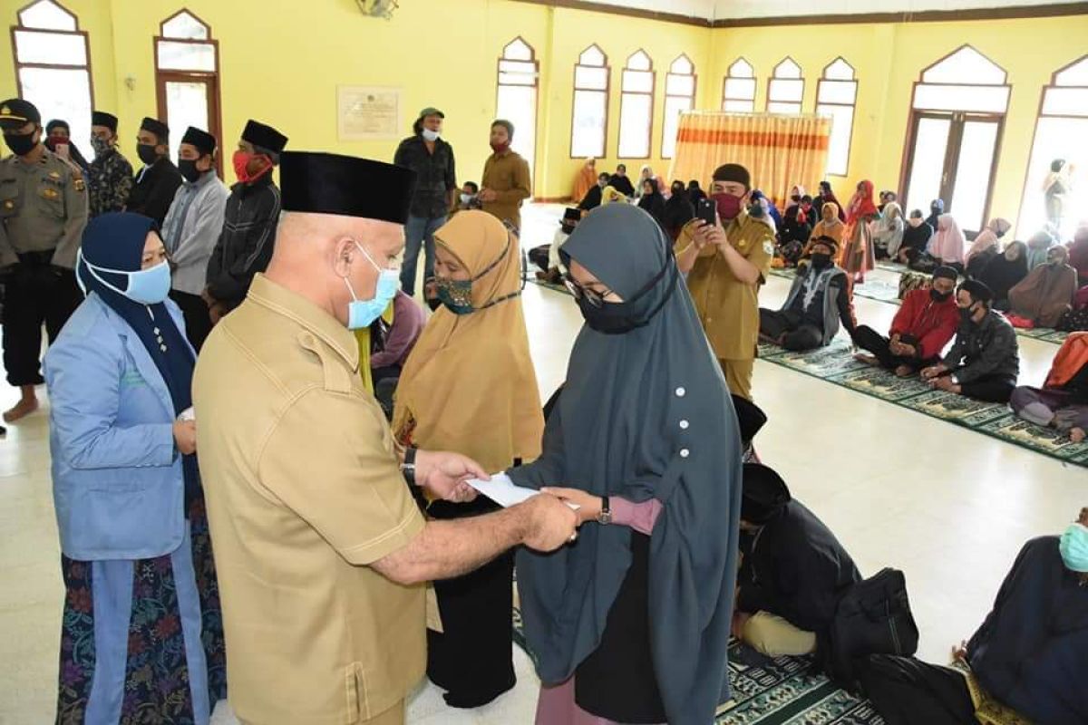 Bupati salurkan insentif untuk ustadz ustadzah di Aceh Tengah