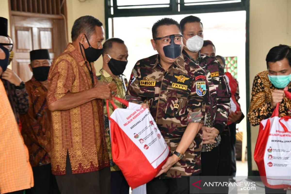 Bamsoet bersama Mensos serahkan bantuan bagi para veteran