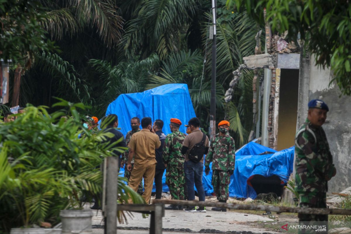 Bangkai pesawat tempur Hawk yang jatuh diangkut ke Hanggar Lanud Roesmin Nurjadin