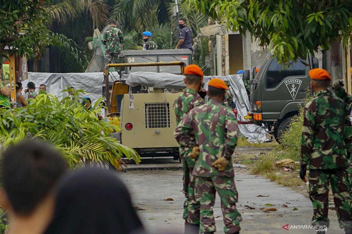 Bangkai Hawk diangkut ke hanggar Lanud Roesmin Nurjadin