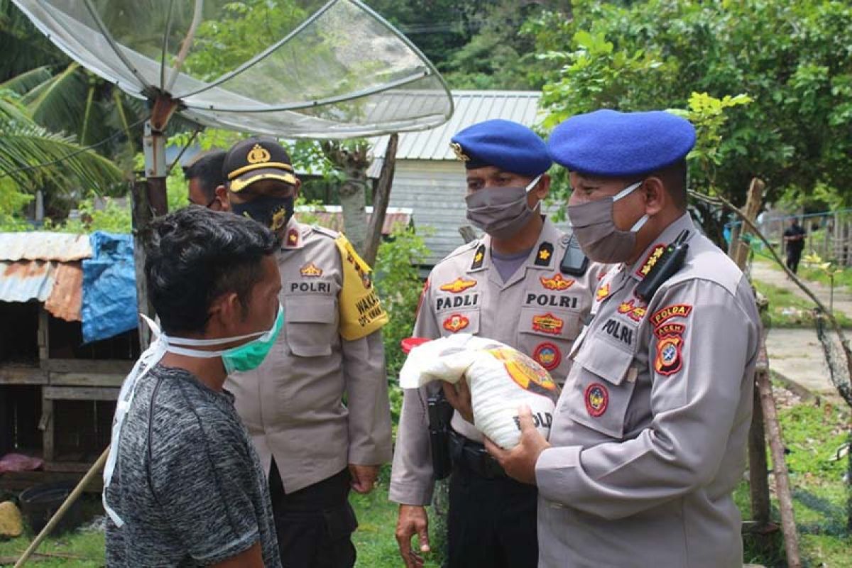 Gunakan helikopter, Ditpolairud Polda Aceh salurkan bantuan ke pantai barat