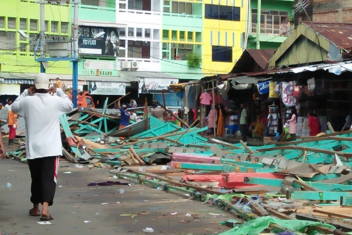 Usai penertiban, pedagang pakaian Angso Duo tempati lapak tanpa biaya