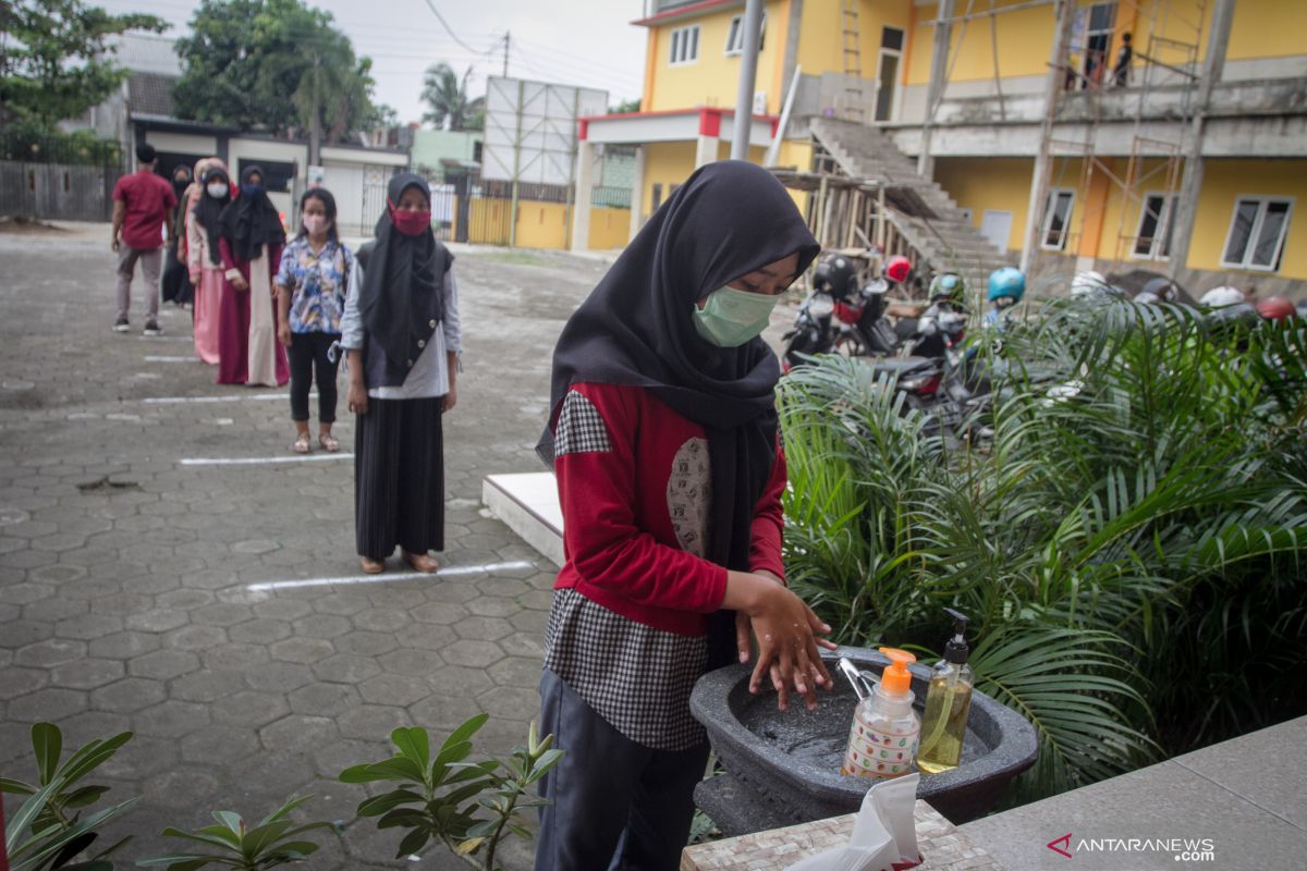 Kemarin kasus corona masih bertambah, sekolah cuma buka di zona hijau