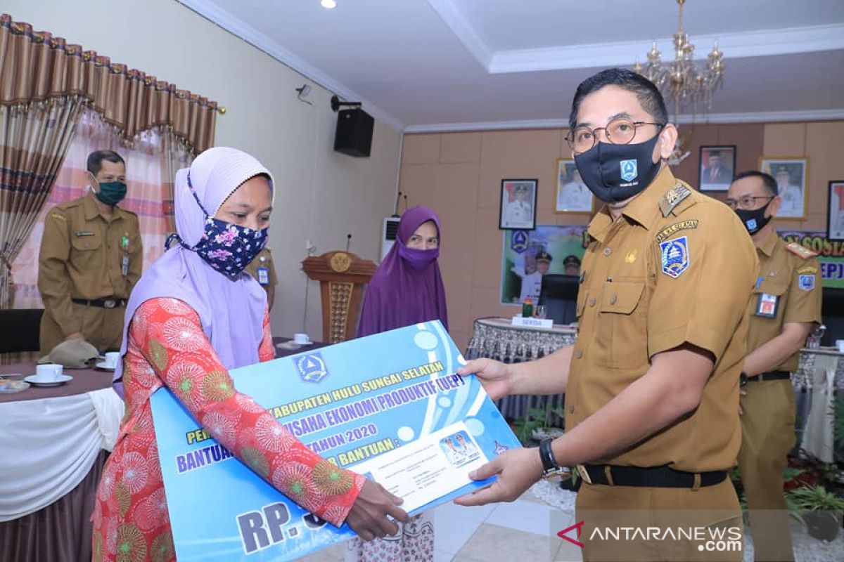 31 warga Padang Batung dan Loksado terima bantuan UEP