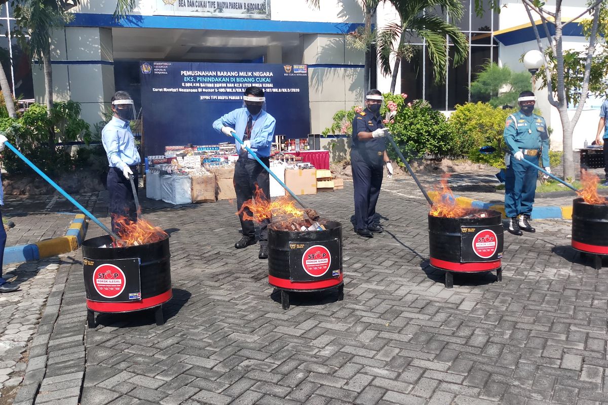 Bea Cukai Sidoarjo musnahkan rokok dan minuman keras ilegal