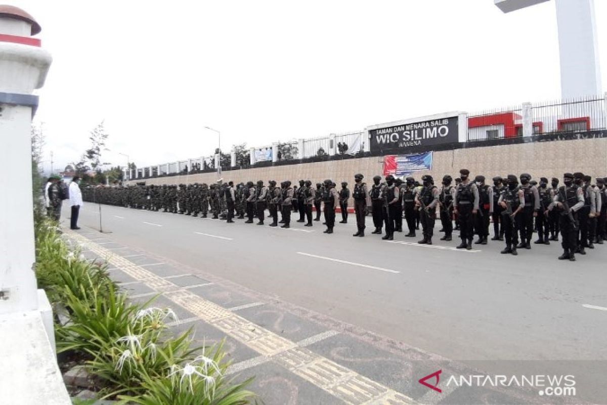 Bupati Jayawijaya ingatkan TNI-Polri utamakan pendekatan persuasif