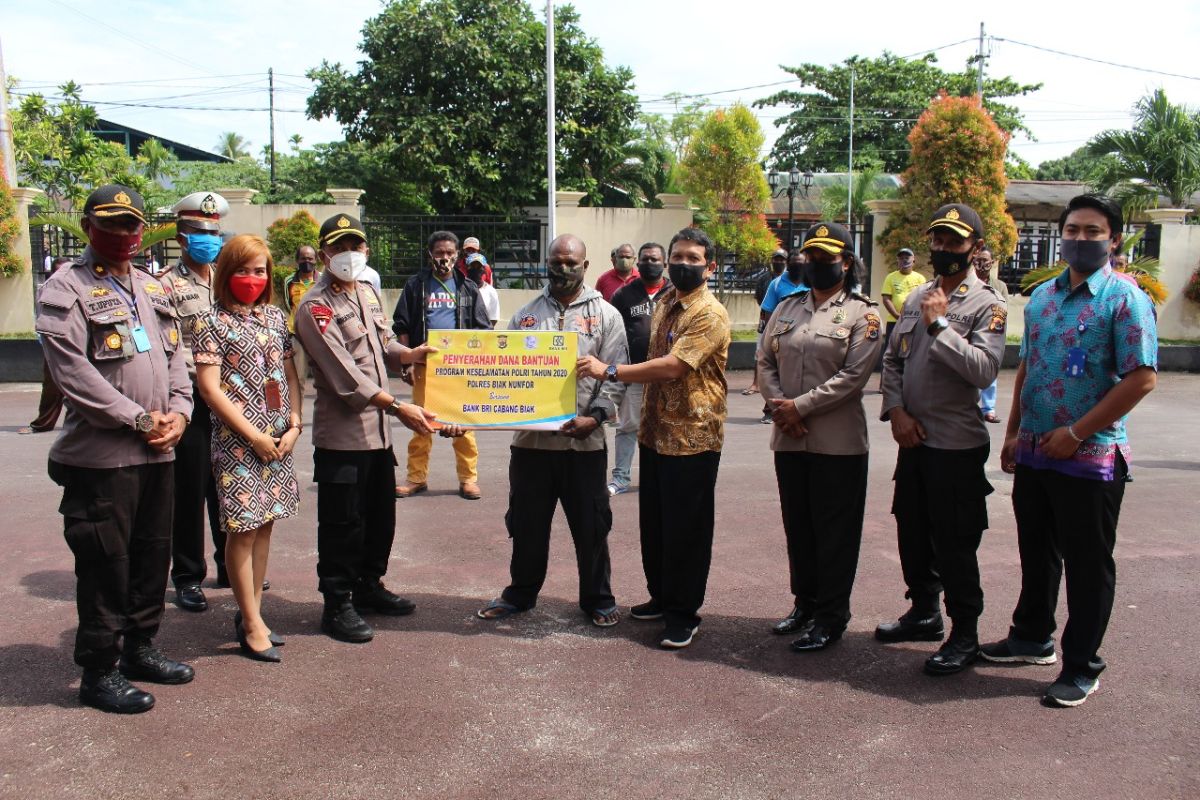 Polres Biak salurkan BLT kepada tukang ojek terdampak COVID-19