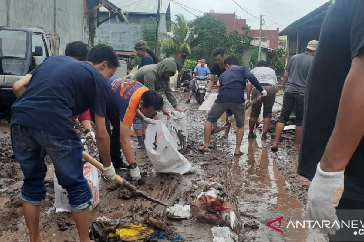 Sekelompok  pemuda gelar aksi sosial bersihkan lumpur di Bantaeng