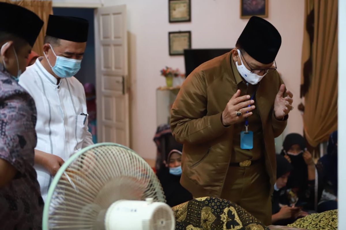 Bupati kunjungi rumah duka orang tua Wagub Sumbar Nasrul Abit di Air Haji