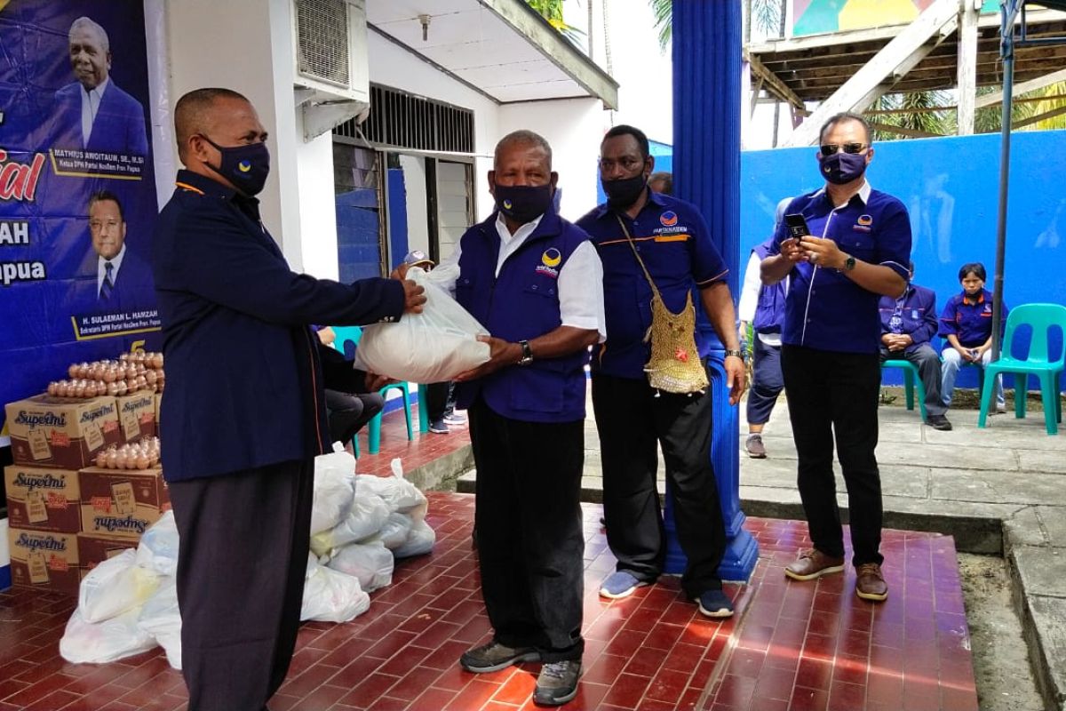 DPW NasDem Papua salurkan bantuan paket sembako untuk kader terdampak COVID-19