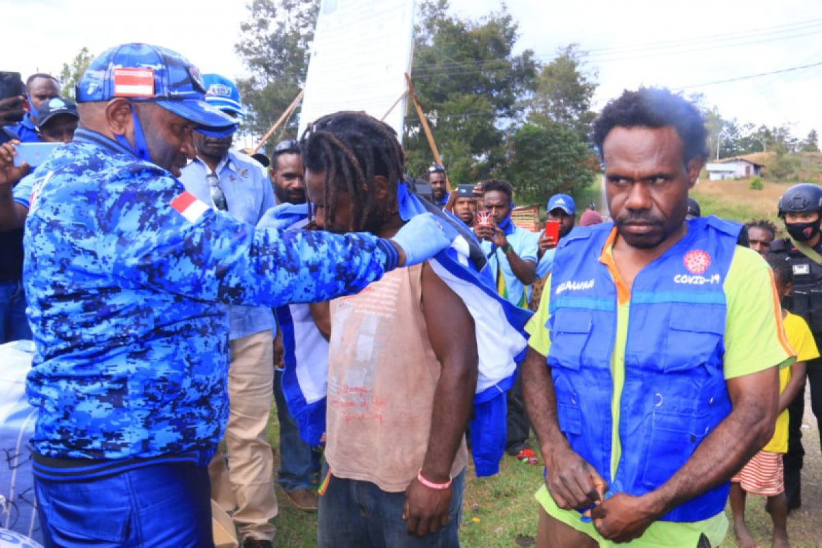 Demokrat Papua berikan bantuan relawan COVID-19 wilayah Lapago