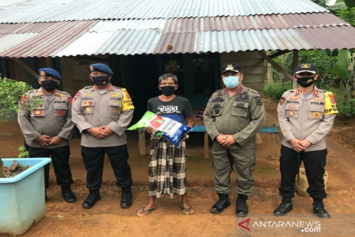 Brimob Polda Sultra bagikan sembako warga kurang mampu di Konawe Utara