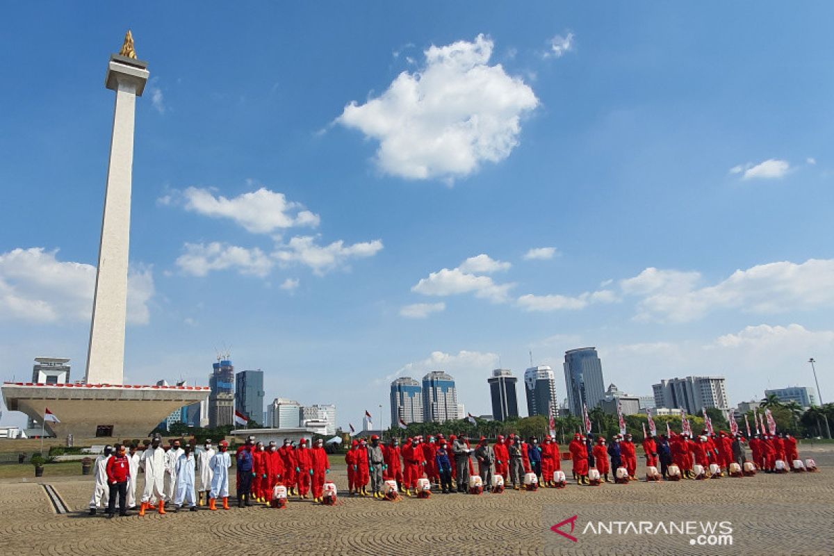 Monas didisinfeksi menjelang dibuka kembali