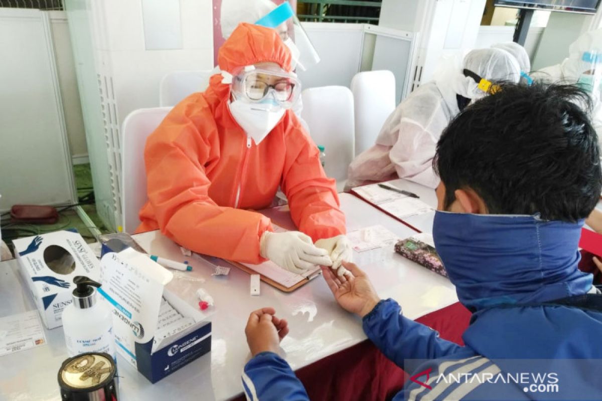 12 orang di Pasar Cibinong reaktif hasil tes cepat COVID-19 oleh BIN