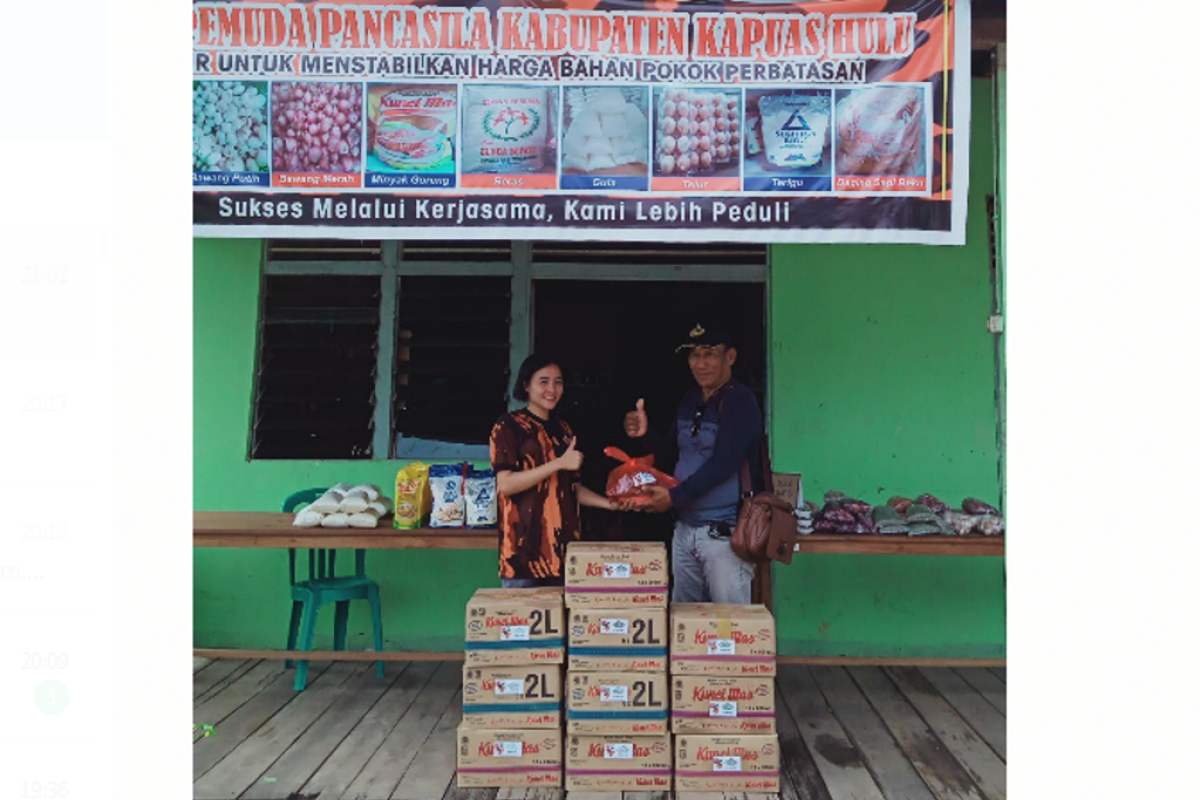 Pemuda Pancasila bagikan paket sembako di batas Indonesia - Malaysia
