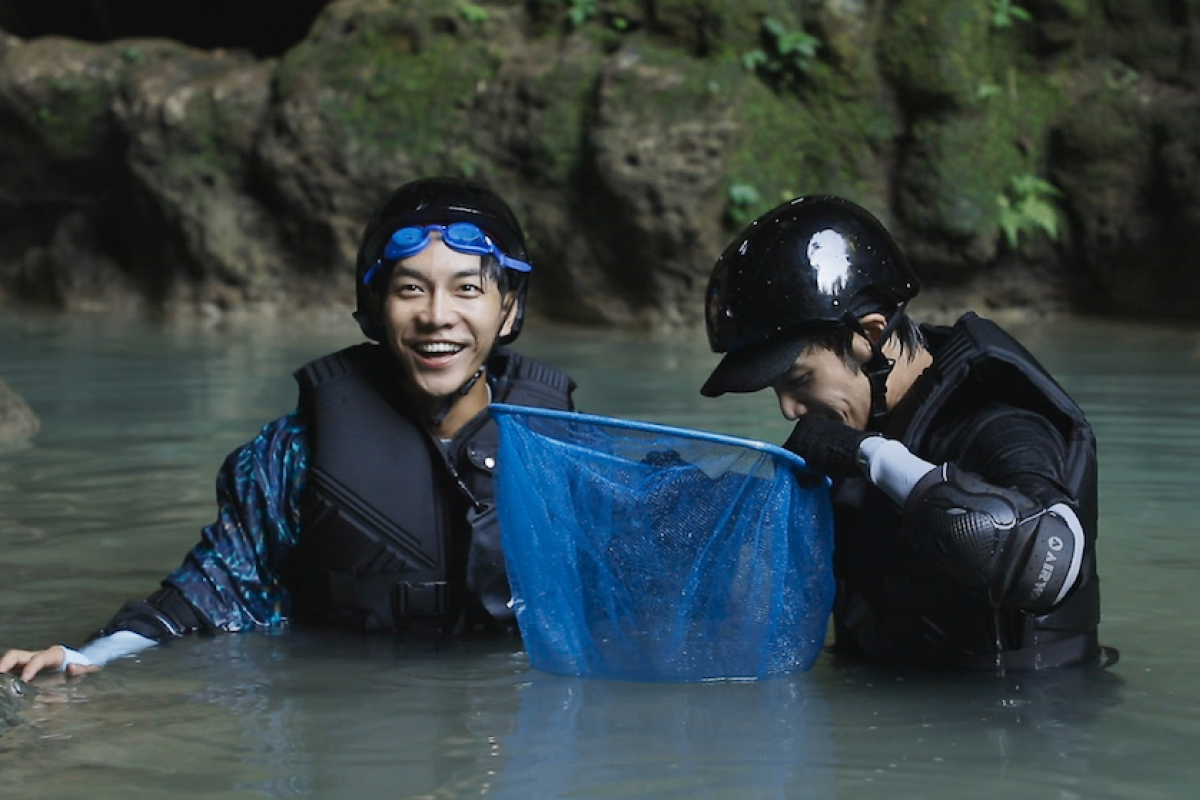 Lee Seung-gi dan Jasper Liu mampir ke Gua Jomblang hingga Prambanan