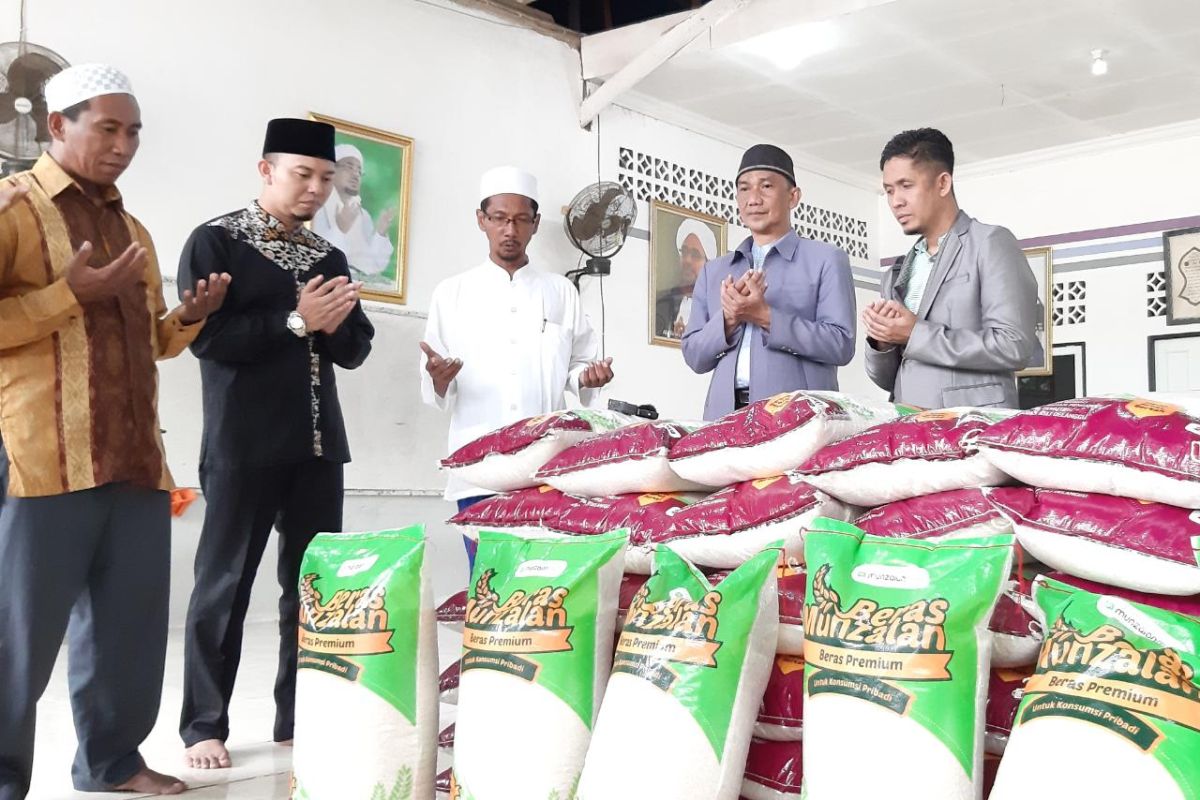 Masjid Kapal Munzalan salurkan bantuan 1 ton beras ke Ponpes Habib Sholeh di Kubu Raya