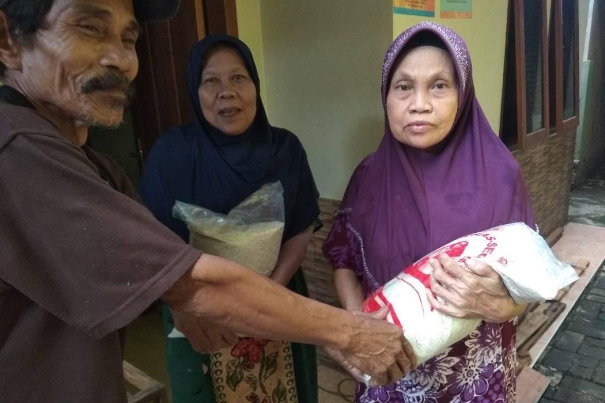 Warga miskin bersyukur  peroleh bantuan beras dari Baznas Lebak