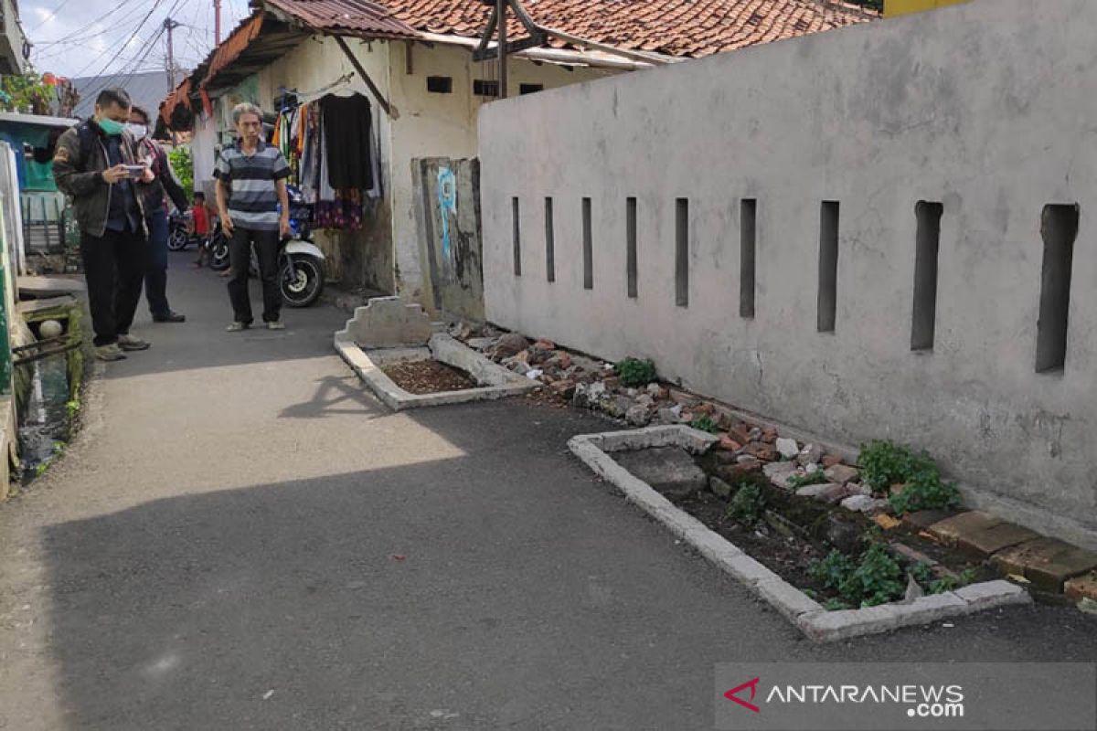 Makam di jalan umum  berisi jenazah jawara Betawi